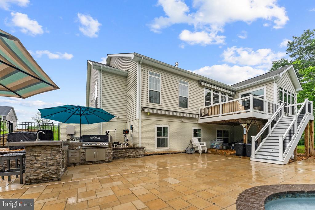 9801 THOROUGHBRED ROAD