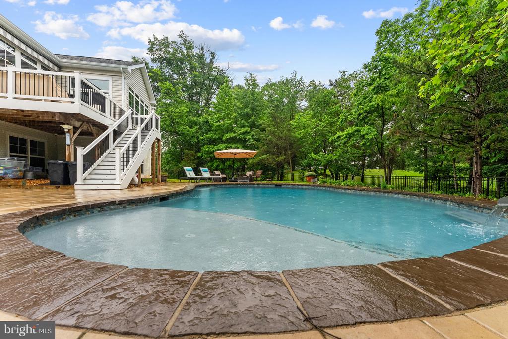 9801 THOROUGHBRED ROAD