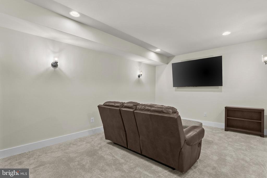 9801 THOROUGHBRED ROAD