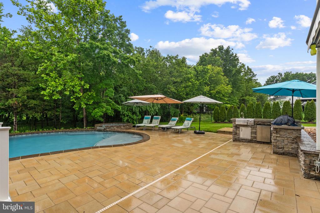9801 THOROUGHBRED ROAD