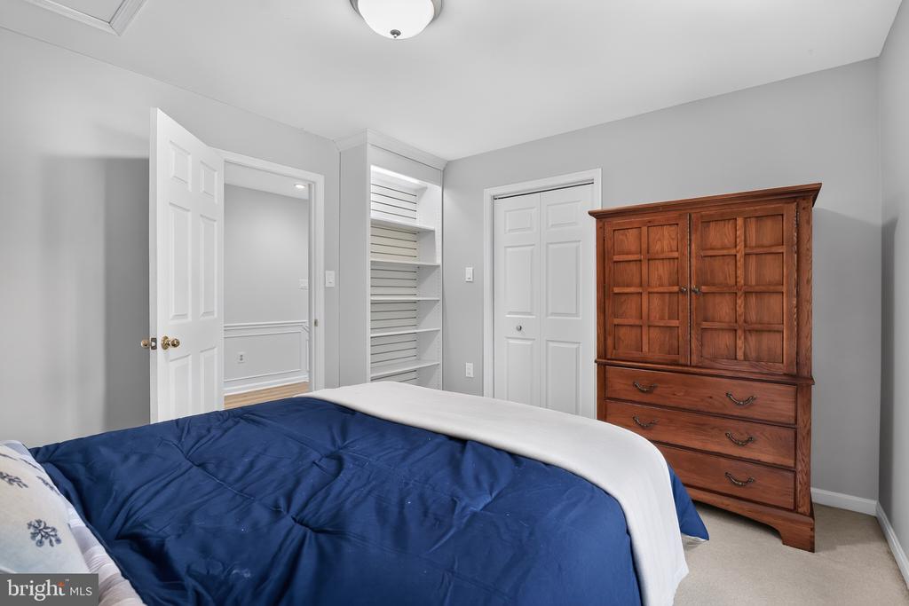 6404 COTSWOLD WAY