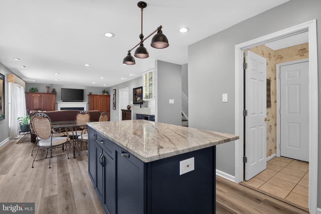 6404 COTSWOLD WAY