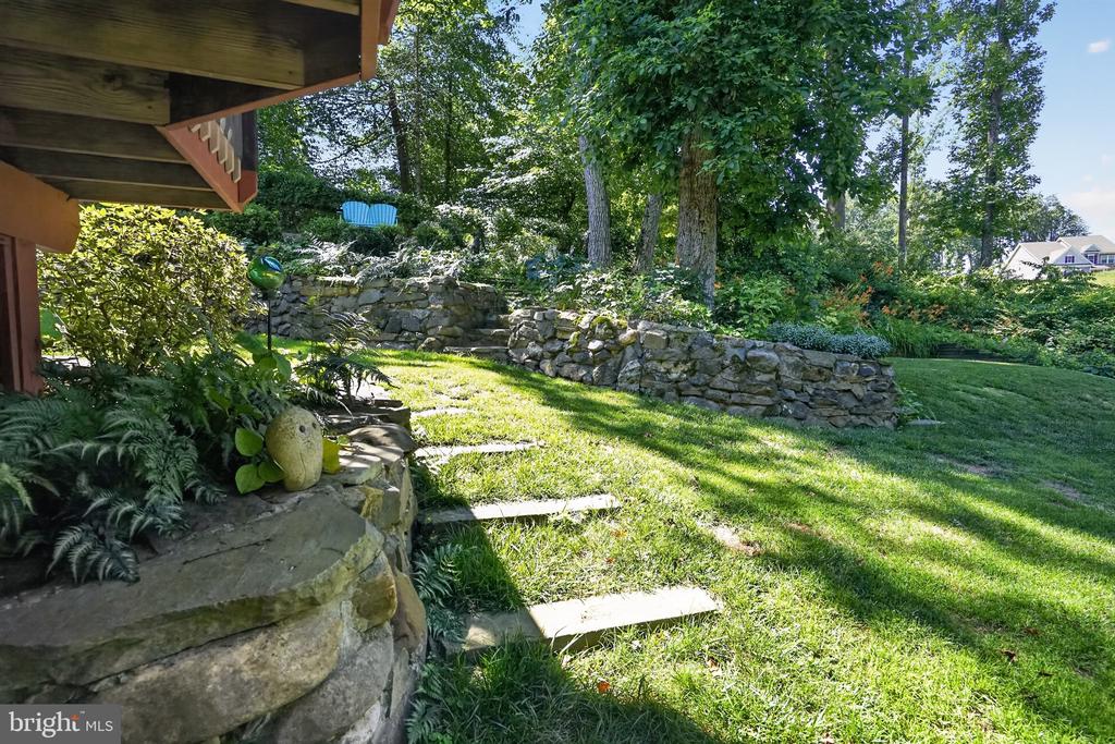 6404 COTSWOLD WAY