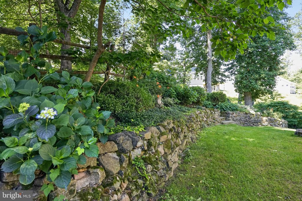 6404 COTSWOLD WAY