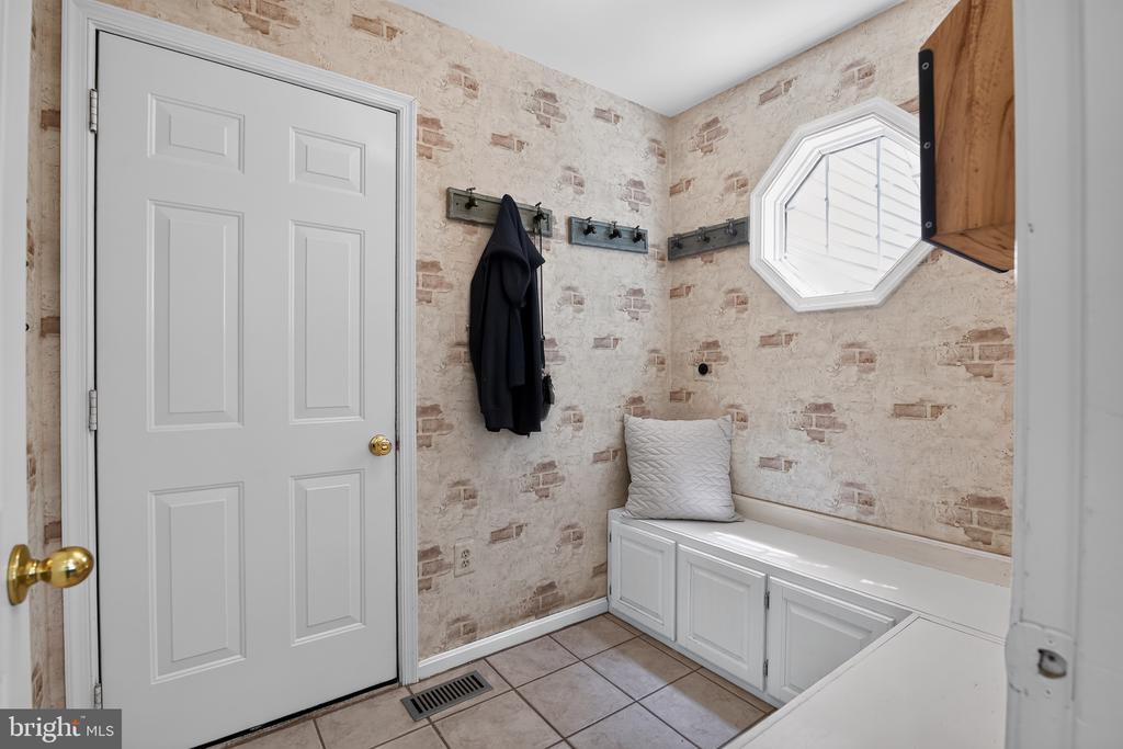 6404 COTSWOLD WAY
