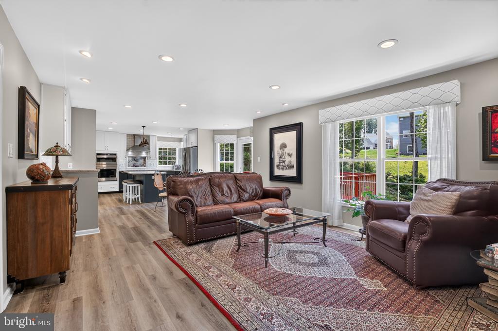 6404 COTSWOLD WAY