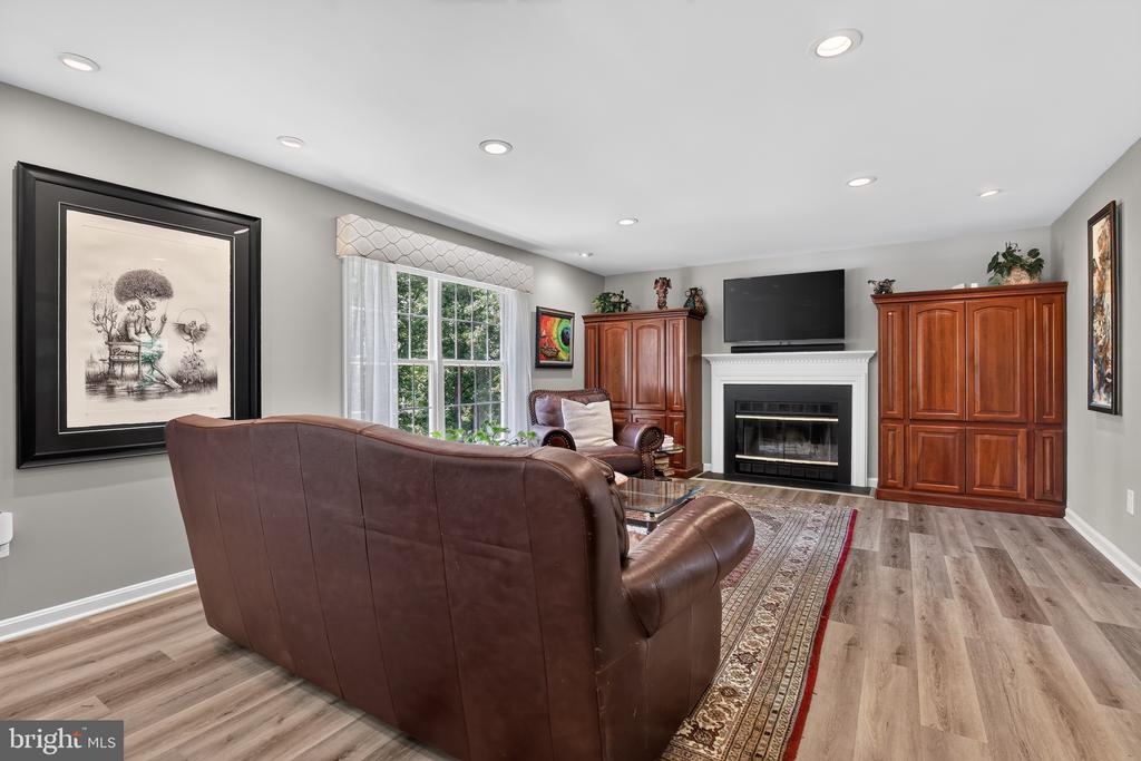 6404 COTSWOLD WAY