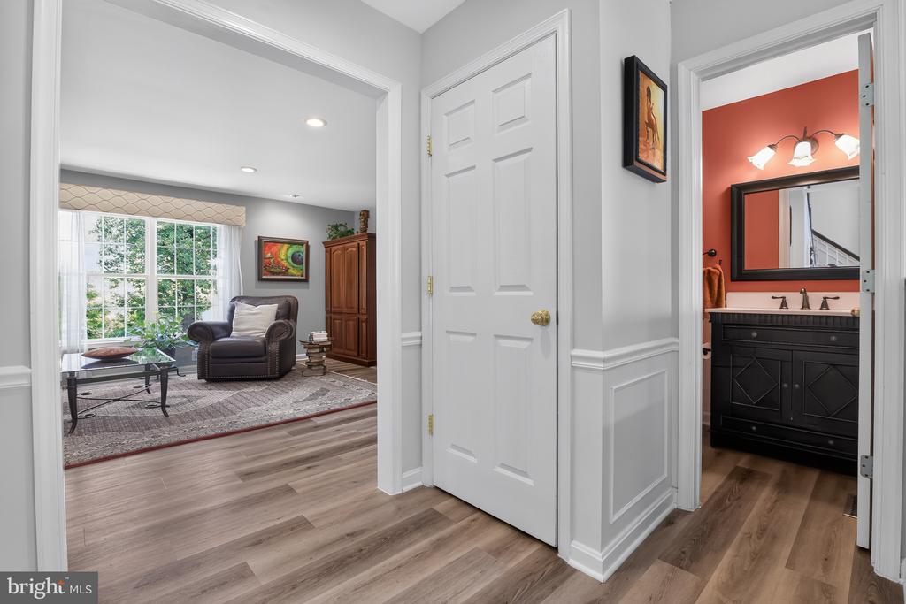 6404 COTSWOLD WAY