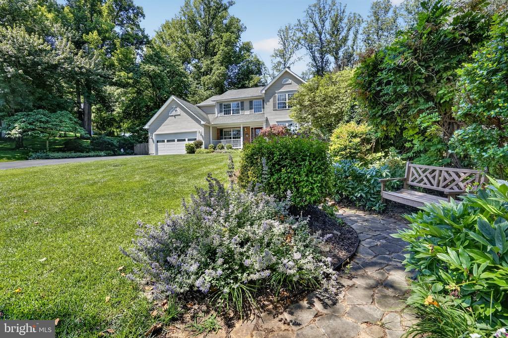 6404 COTSWOLD WAY