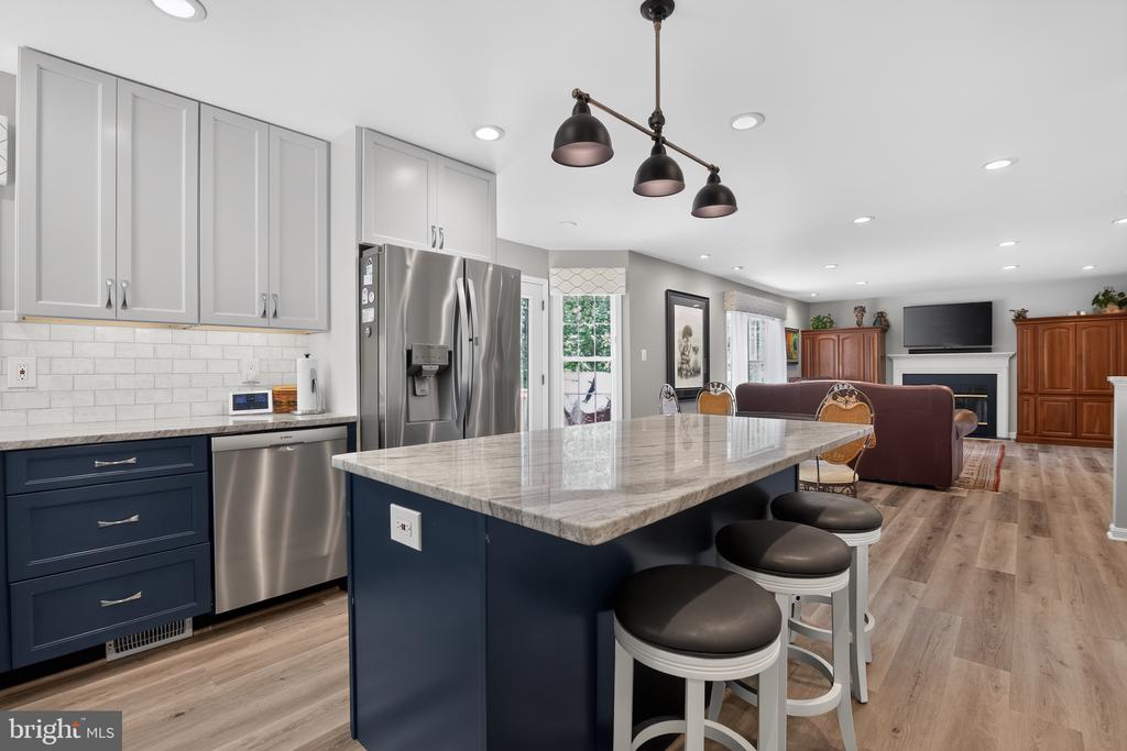 6404 COTSWOLD WAY