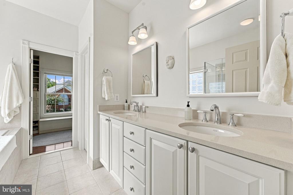 256 CARRIAGE CHASE CIRCLE