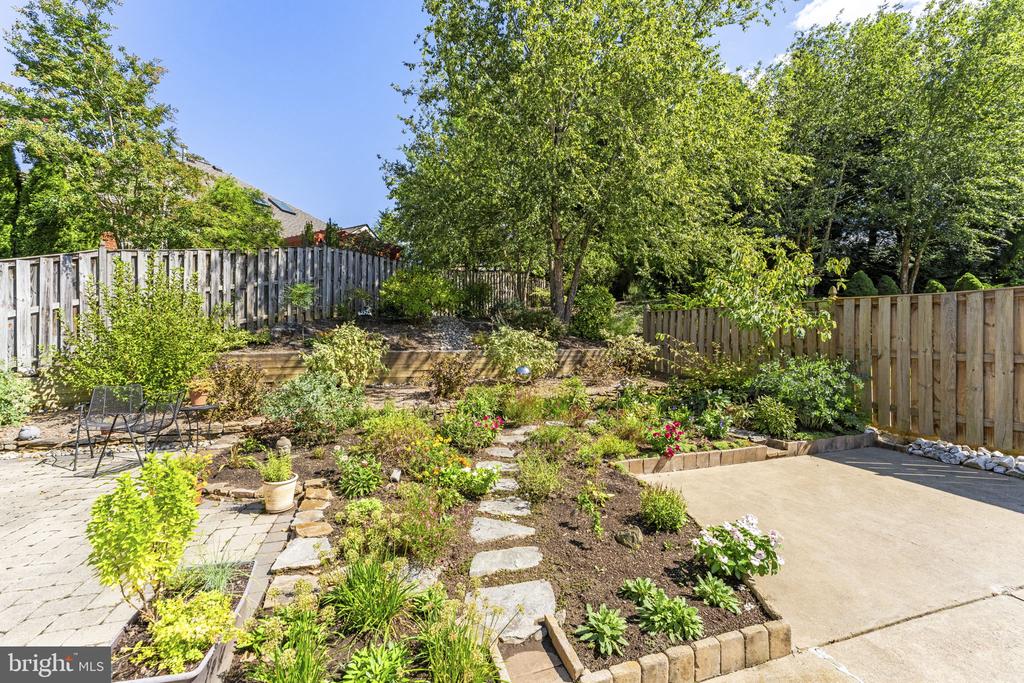 256 CARRIAGE CHASE CIRCLE
