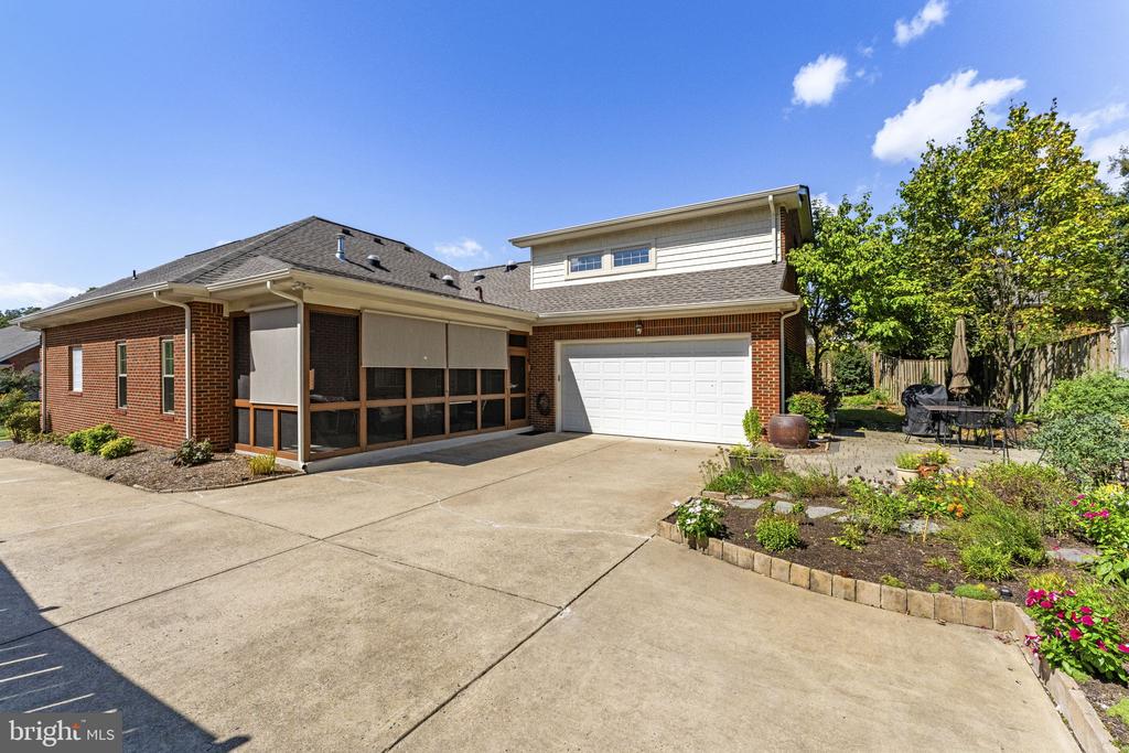 256 CARRIAGE CHASE CIRCLE