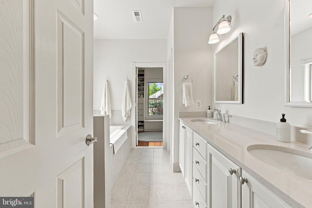 256 CARRIAGE CHASE CIRCLE