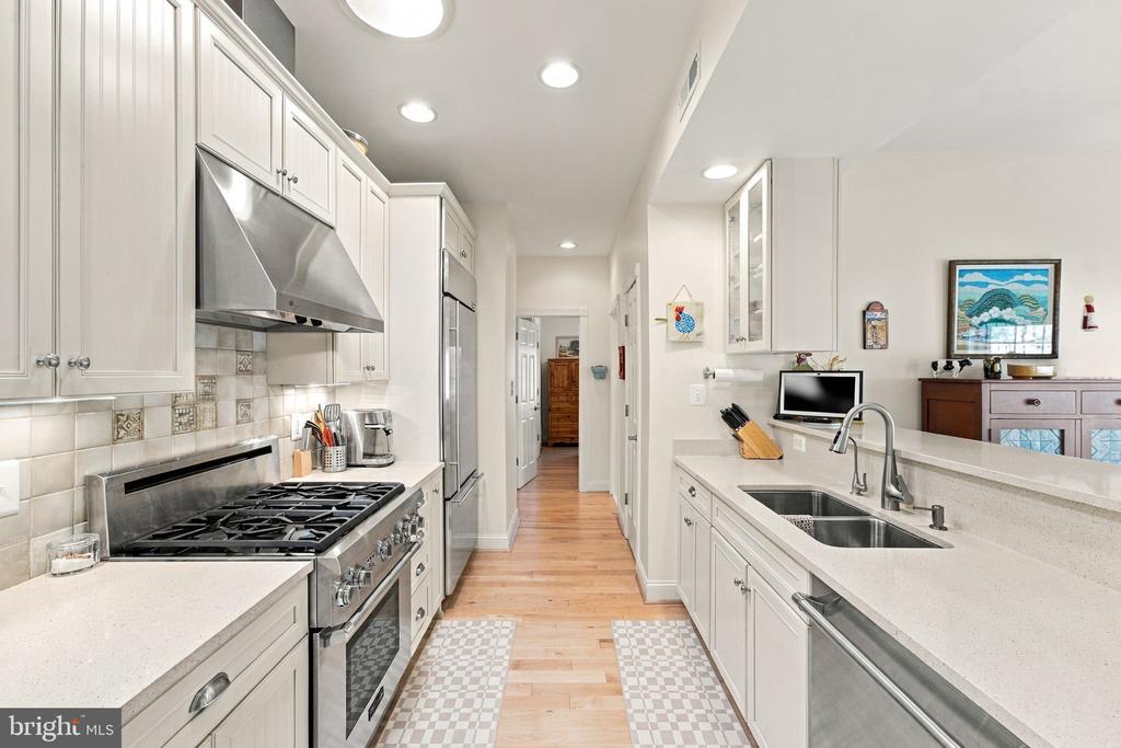 256 CARRIAGE CHASE CIRCLE