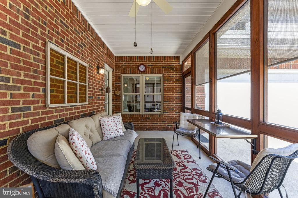 256 CARRIAGE CHASE CIRCLE