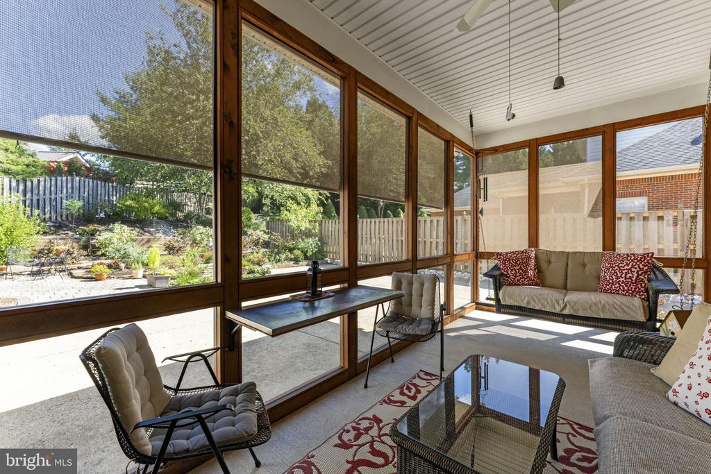 256 CARRIAGE CHASE CIRCLE