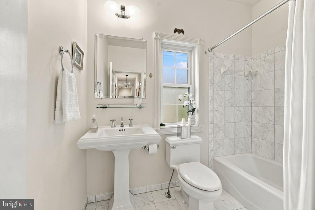 256 CARRIAGE CHASE CIRCLE