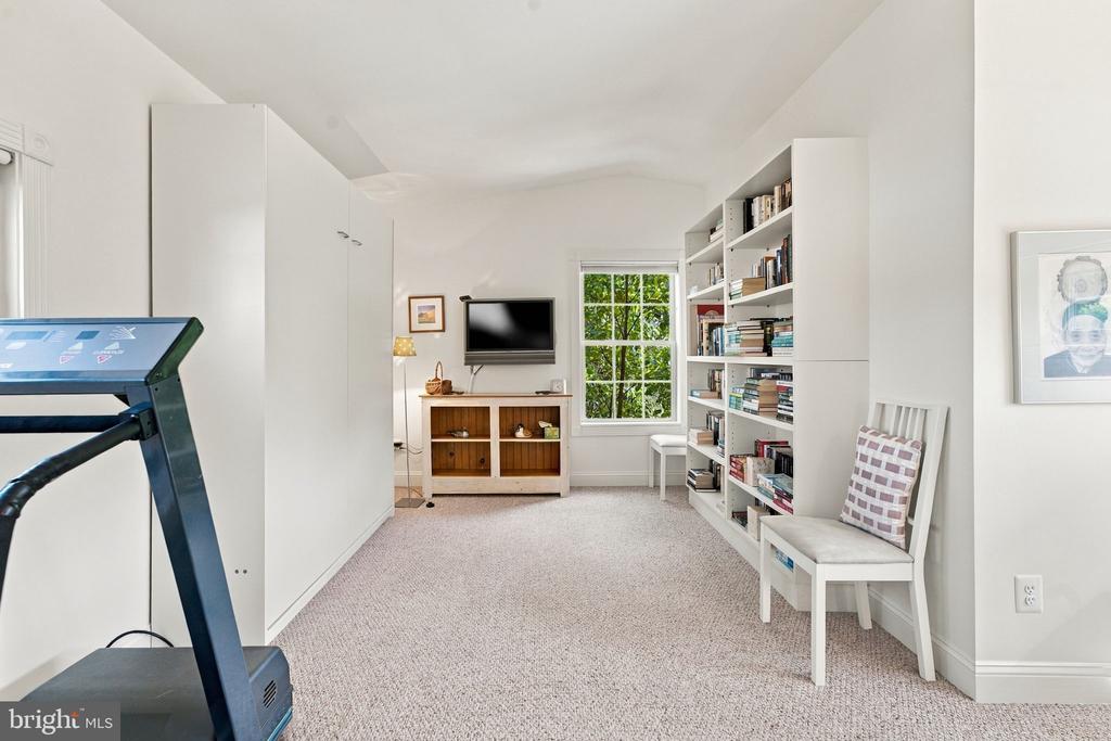 256 CARRIAGE CHASE CIRCLE