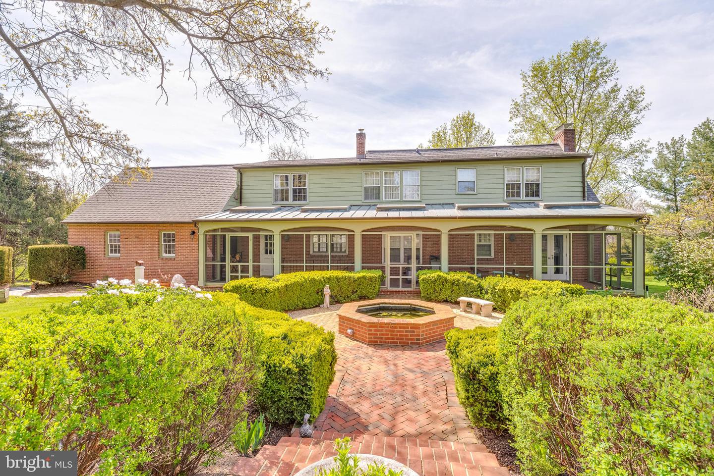 150 Country Club CIRCLE