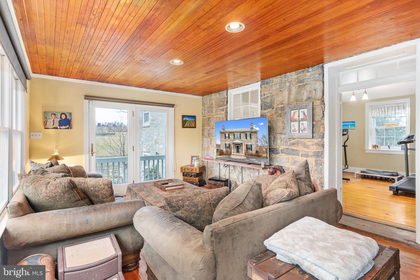 7252 Middle ROAD