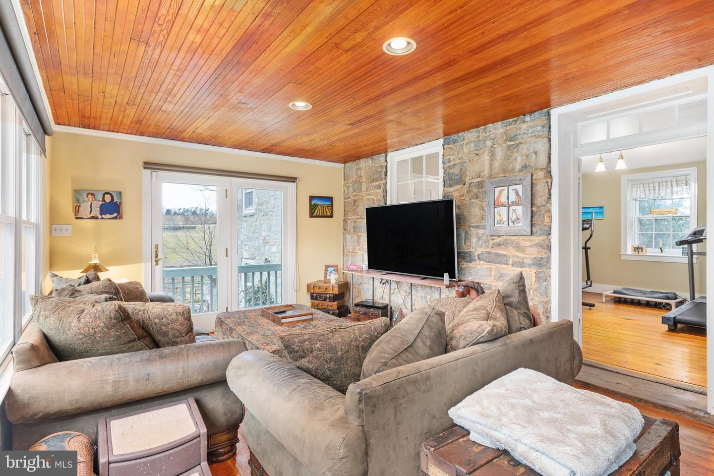 7252 Middle ROAD