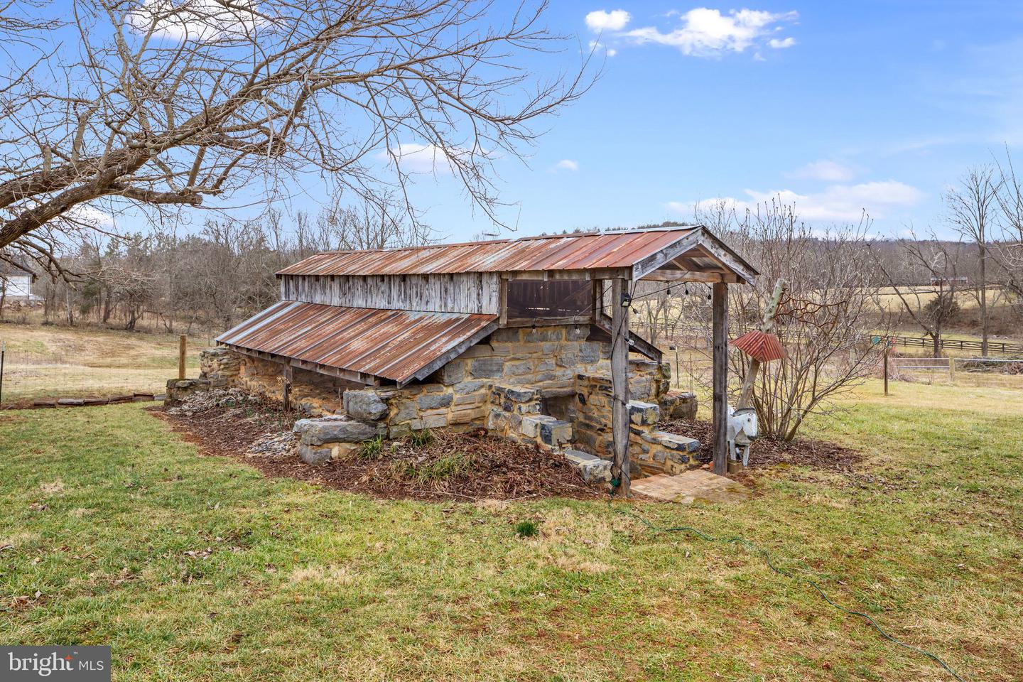 7252 Middle ROAD