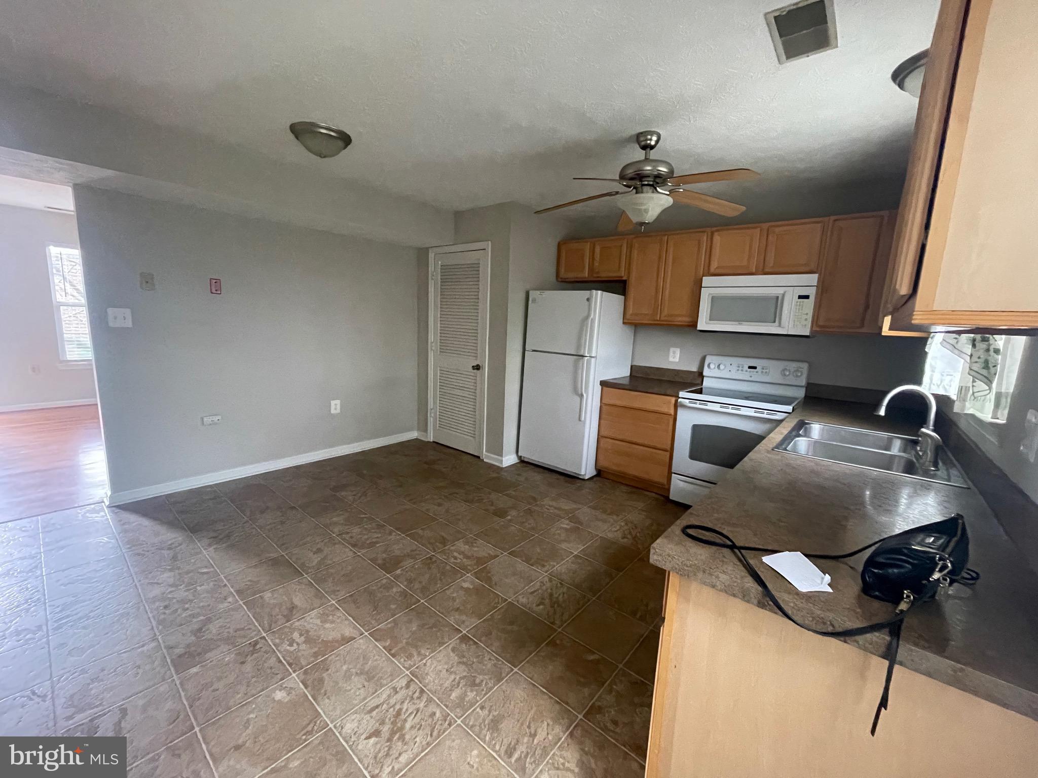 136 PARKSIDE DR