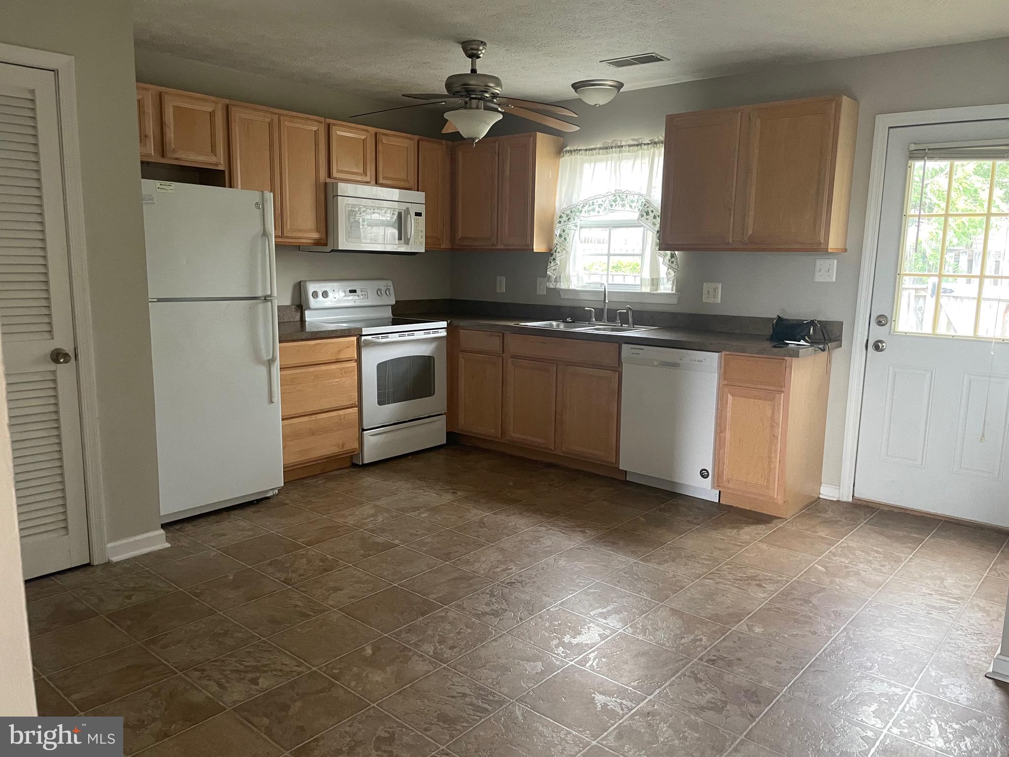 136 PARKSIDE DR