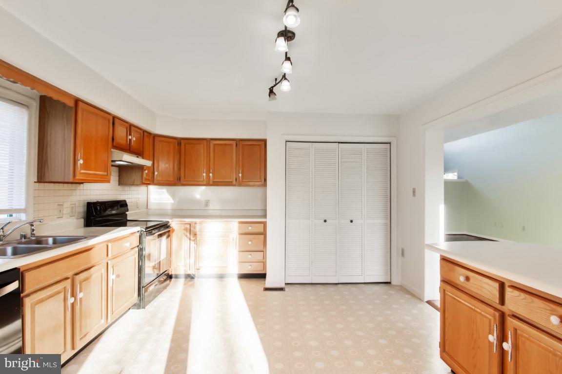 1232 LAKEVIEW DR