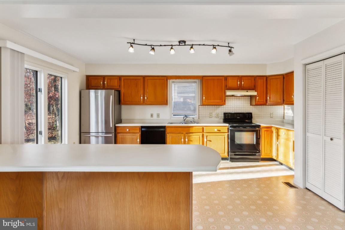 1232 LAKEVIEW DR