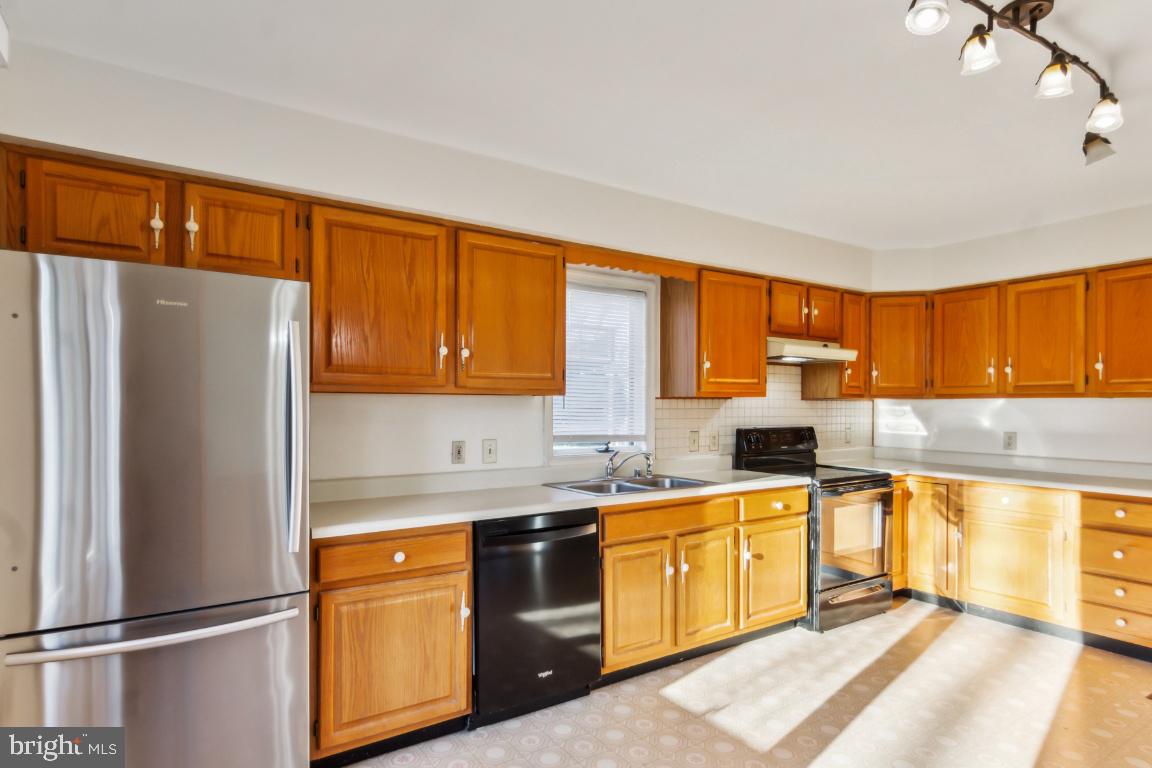 1232 LAKEVIEW DR