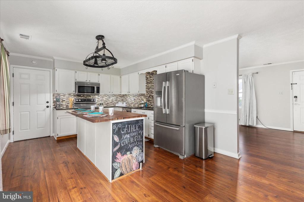 305 BLUEBIRD DRIVE