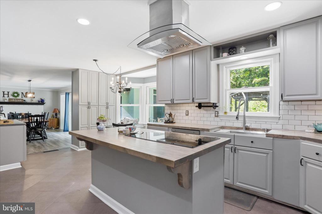 137 OLD FOREST CIRCLE