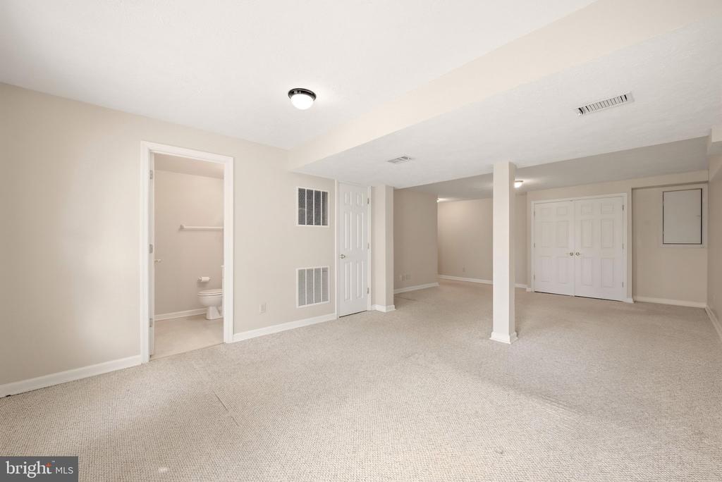 323 COPPERFIELD LANE