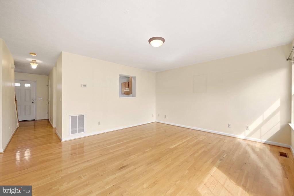 323 COPPERFIELD LANE