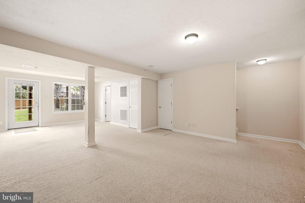 323 COPPERFIELD LANE