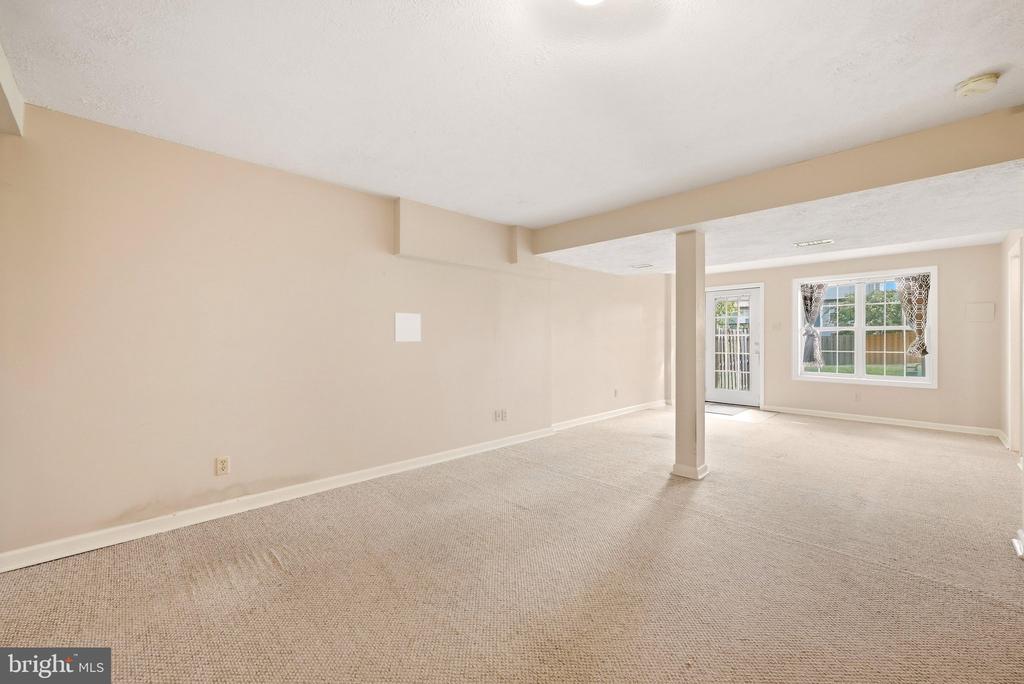 323 COPPERFIELD LANE