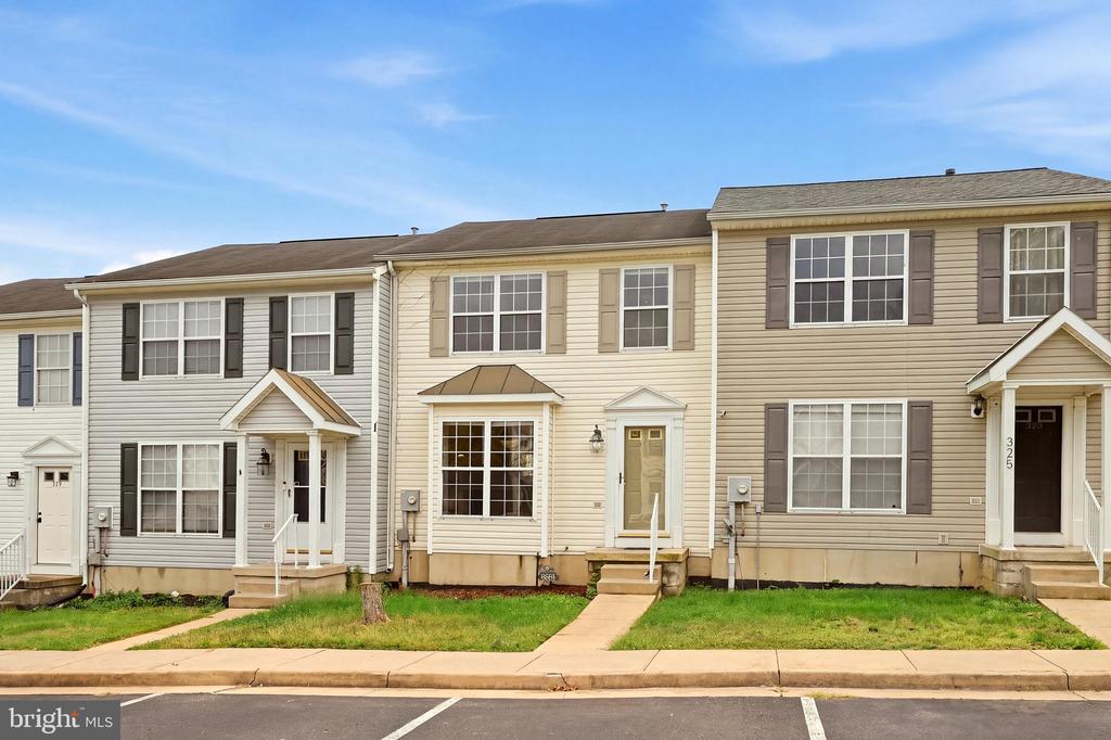 323 COPPERFIELD LANE