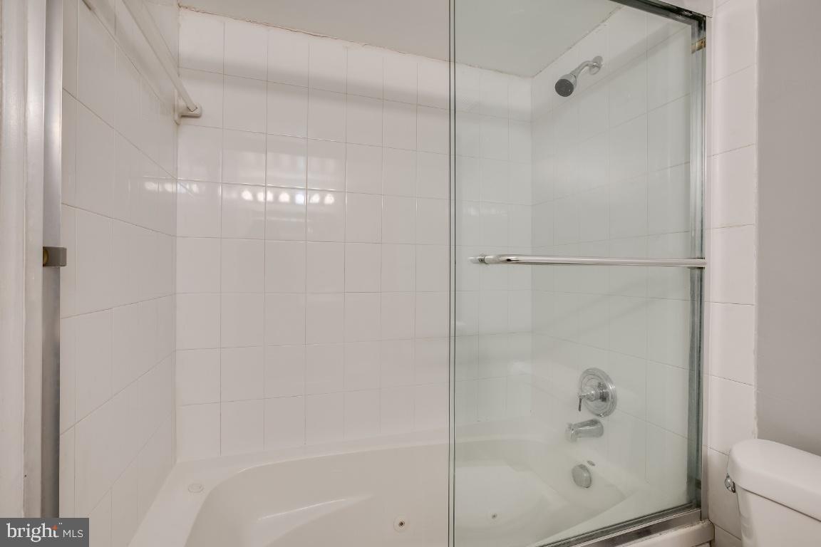 9743 Kings Crown COURT Unit: 001