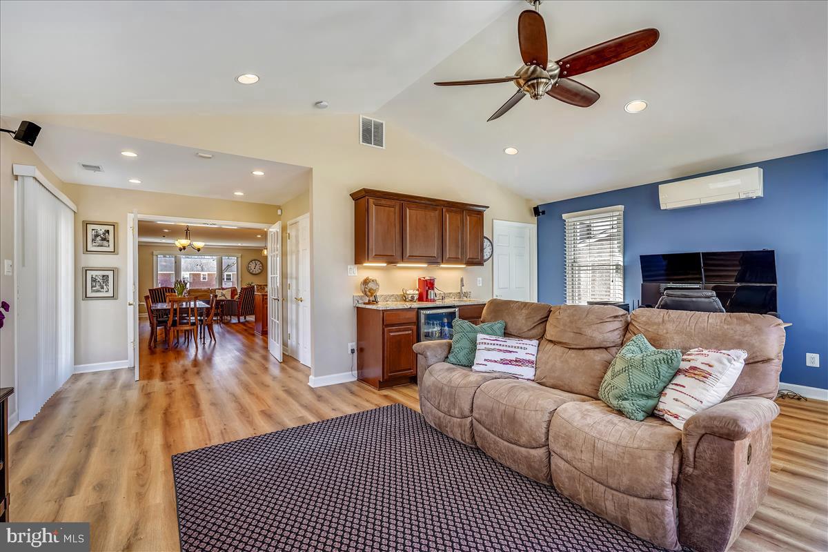 5633 Inverchapel ROAD