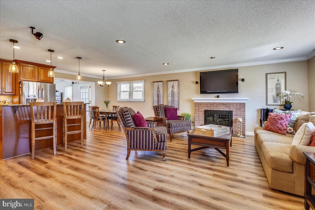 5633 Inverchapel ROAD