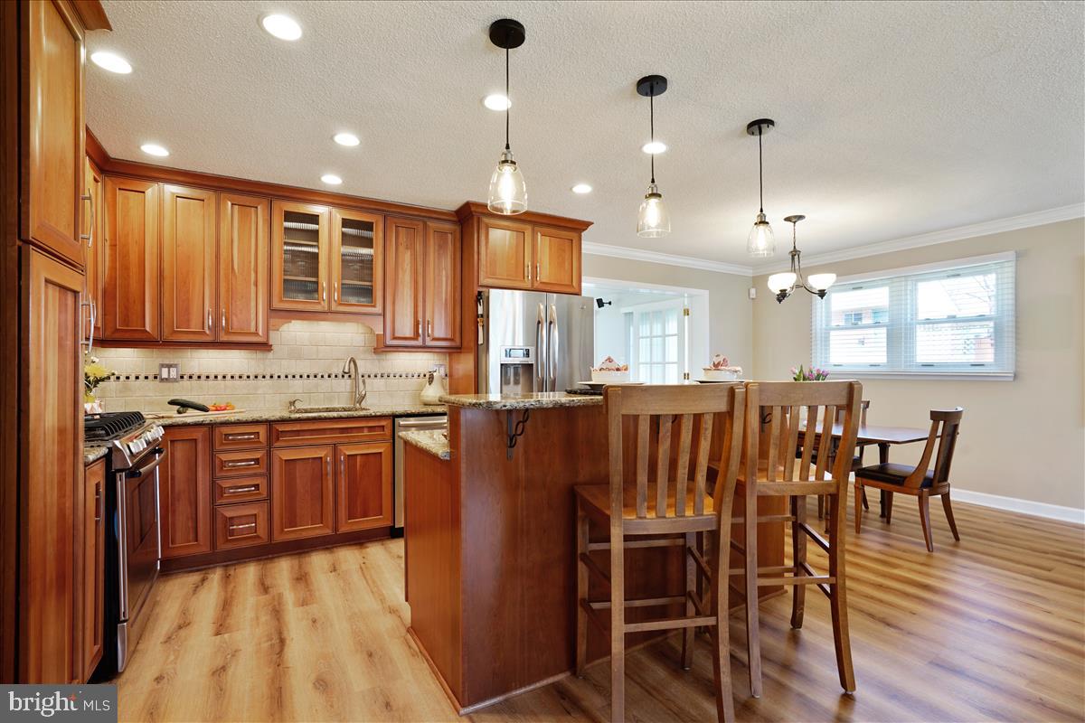 5633 Inverchapel ROAD
