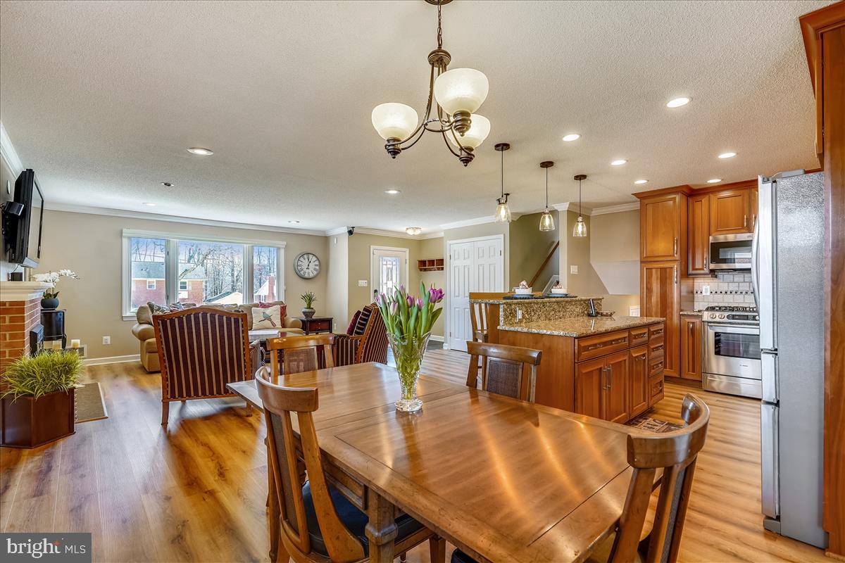5633 Inverchapel ROAD