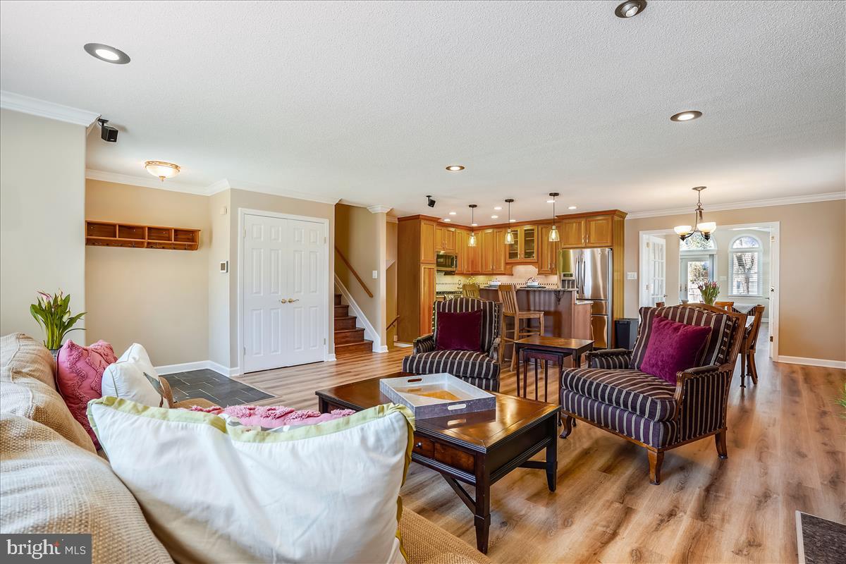 5633 Inverchapel ROAD