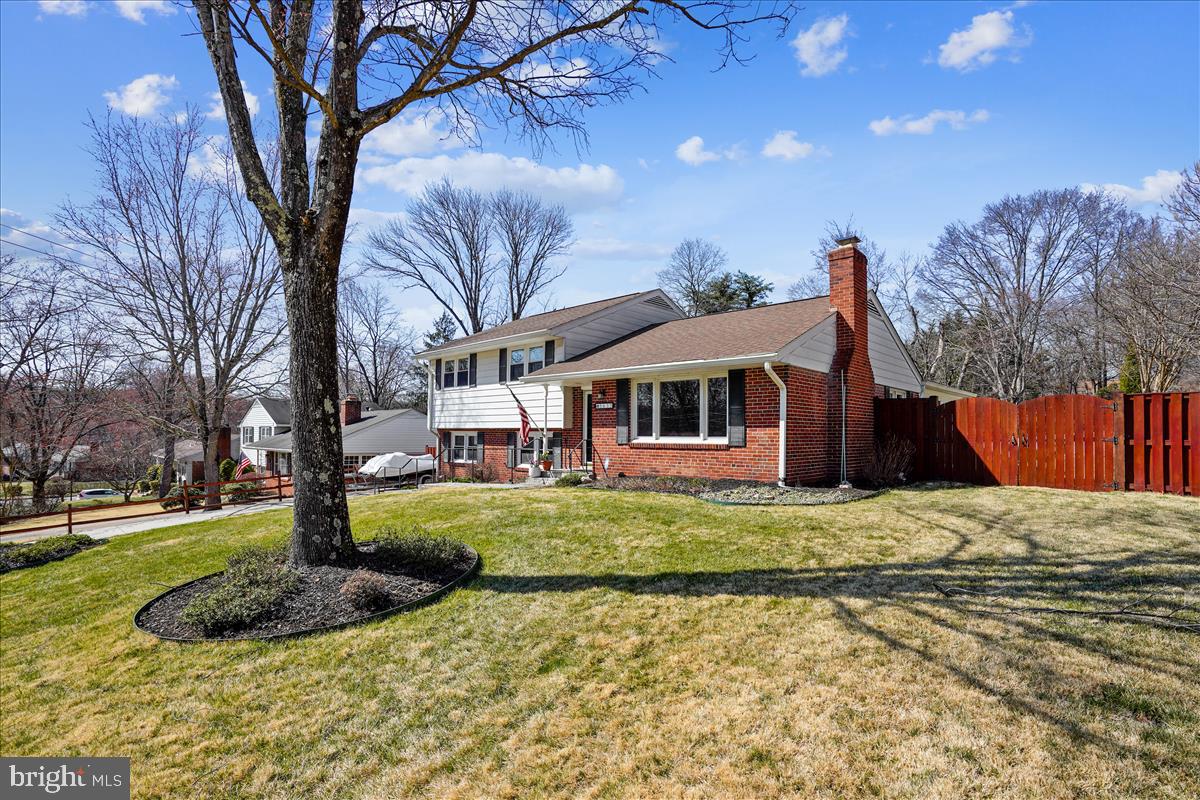 5633 Inverchapel ROAD