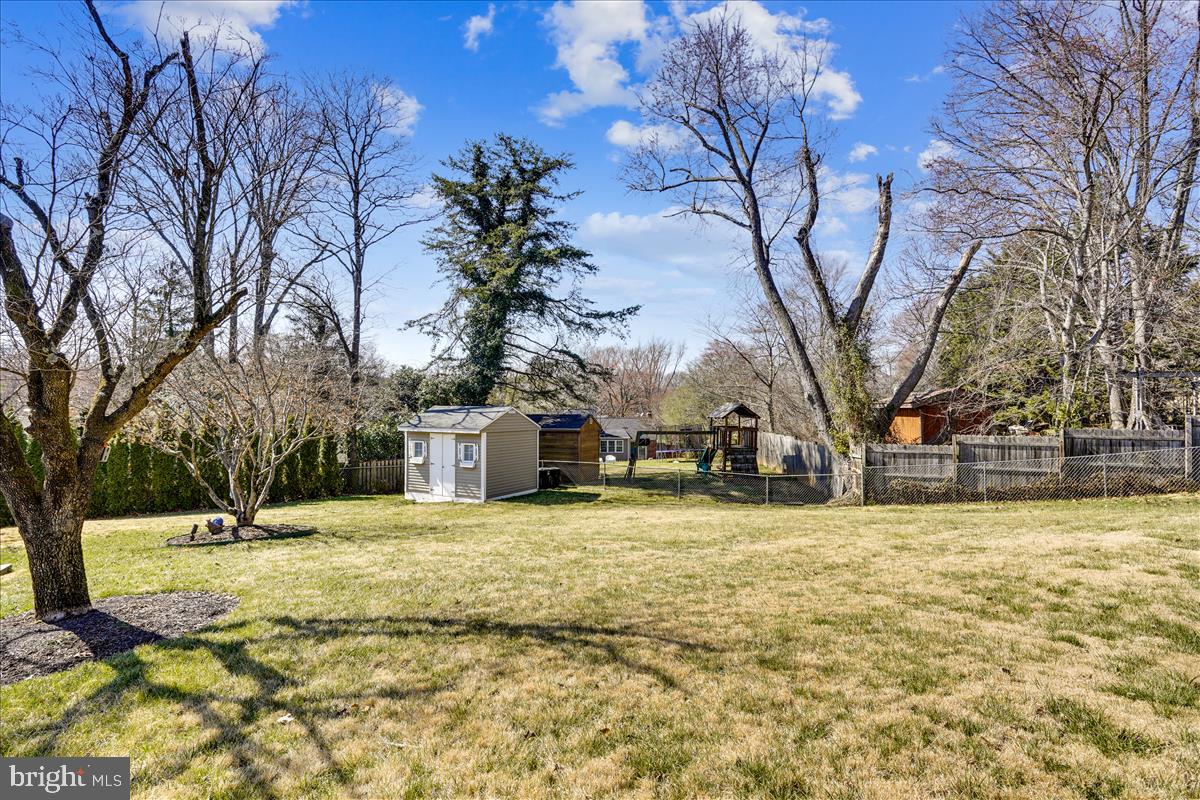 5633 Inverchapel ROAD