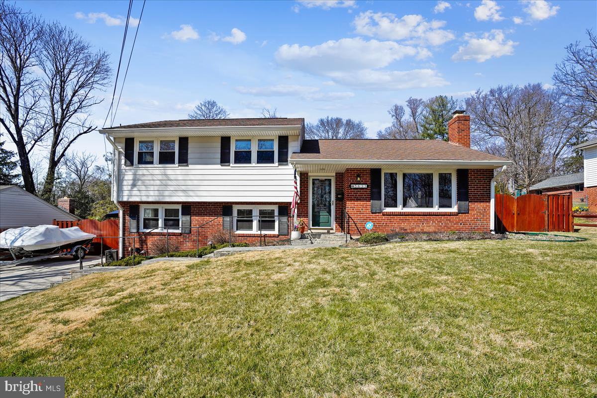 5633 Inverchapel ROAD
