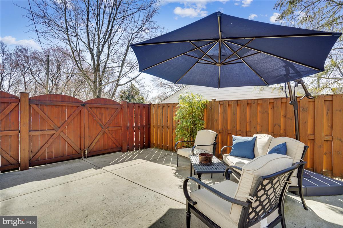 5633 Inverchapel ROAD