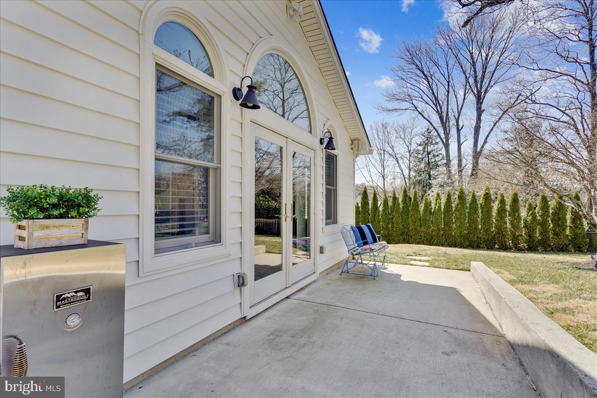 5633 Inverchapel ROAD